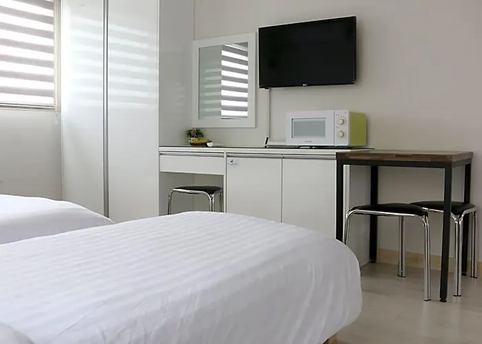 Cozy Flat Nearby Metro And E-mart For 3 Guests Hotel Seul